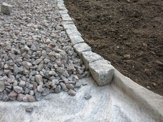 Геотекстиль применяют при различных видах ландшафтных работ