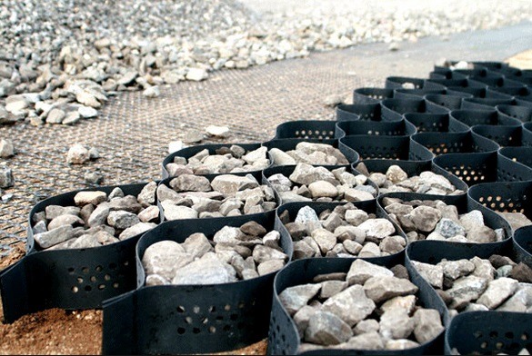 Вместо грунта с георешеткой можно сочетать гравий, щебень и другие материалы